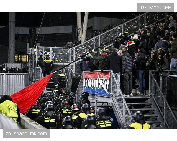 荷兰警方逮捕十二名涉嫌策划在欧冠比赛期间进行袭击的嫌疑人 荷兰警方逮捕十二名涉嫌策划在欧冠比赛期间进行袭击的嫌疑人